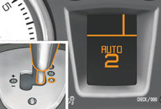 The gear or the driving mode selected appears in the instrument panel screen.